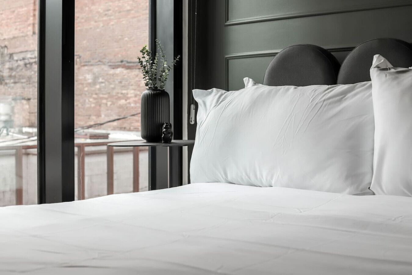 Desk, iron/ironing board, WiFi, bed sheets