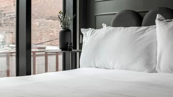 Desk, iron/ironing board, WiFi, bed sheets