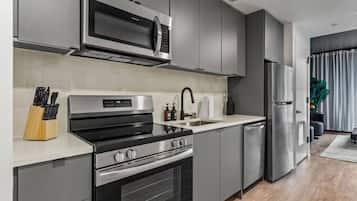 Coffee/tea maker, fridge, microwave, oven