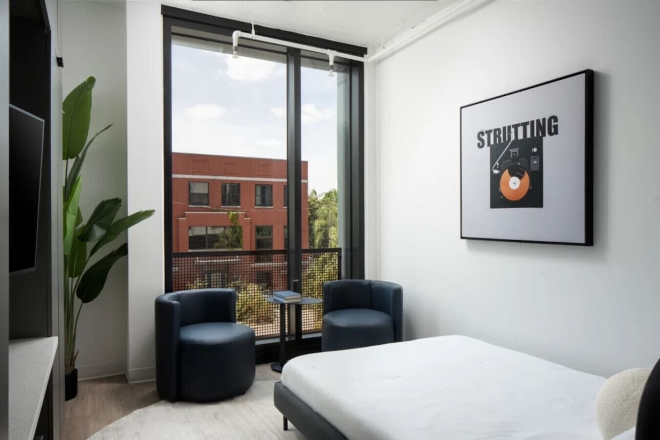 2 bedrooms, desk, iron/ironing board, WiFi