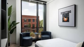 2 bedrooms, desk, iron/ironing board, WiFi