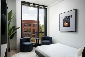 2 bedrooms, desk, iron/ironing board, WiFi