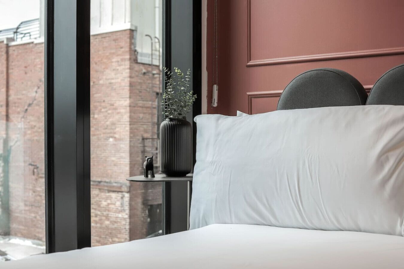 Escritorio, tabla de planchar con plancha, wifi y ropa de cama 