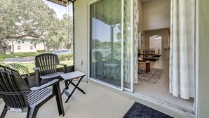 Un patio techado con puerta corrediza de vidrio que da a un comedor interior.