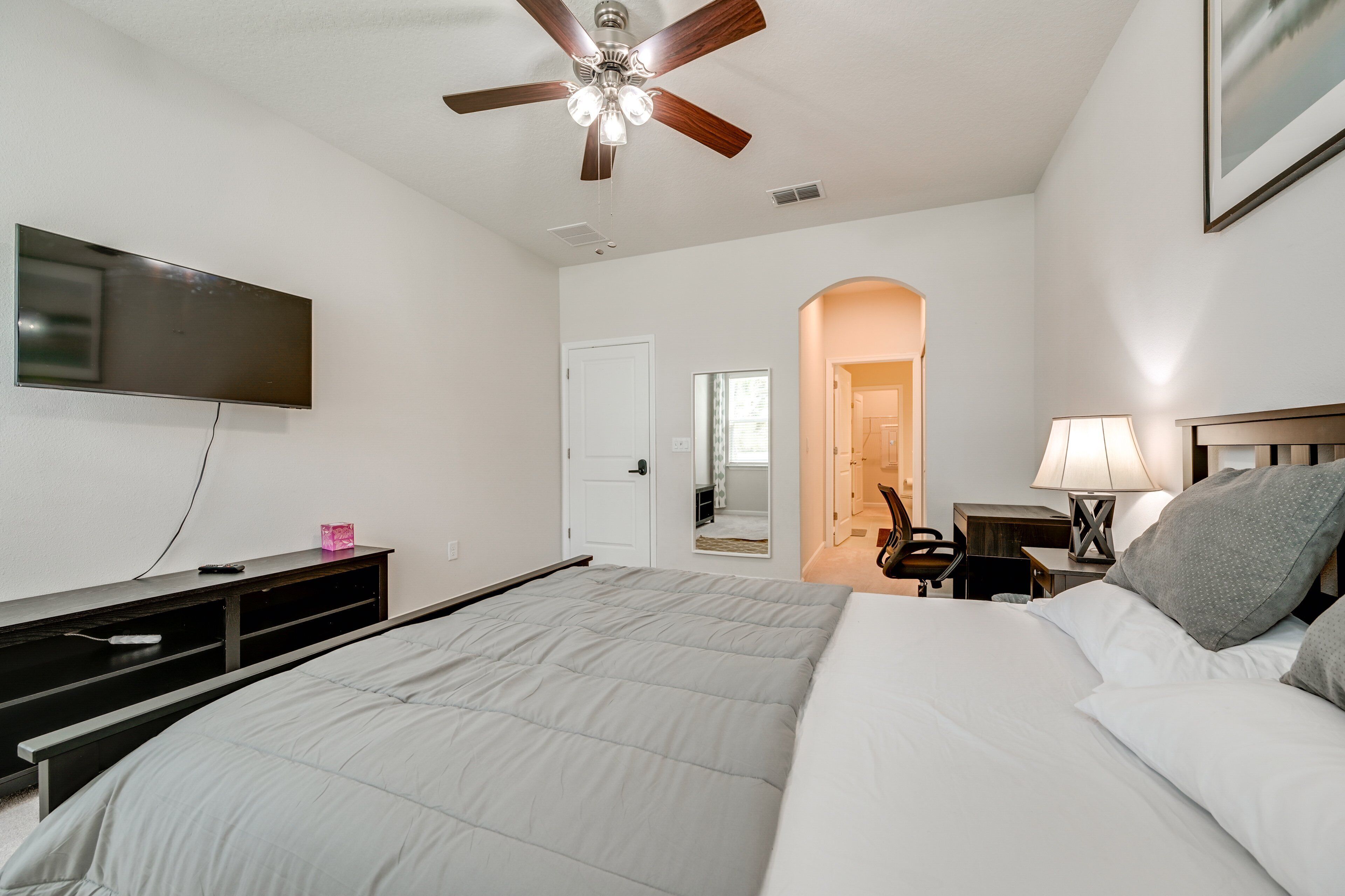 3 bedrooms, desk, iron/ironing board, free WiFi