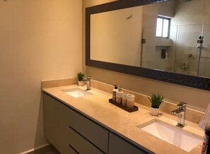 Secadora de cabello, toallas, jabón, papel de baño