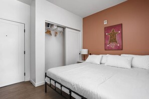 Skrivebord, strykejern/-brett, wi-fi og sengetøy