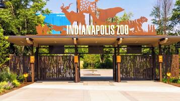 La entrada al zoológico de Indianápolis, con un gran letrero y una pasarela techada.