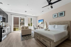 Escritorio, tabla de planchar con plancha, wifi y ropa de cama 