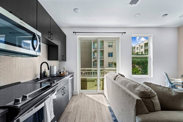 Refrigerador, microondas, horno y parrilla de estufa