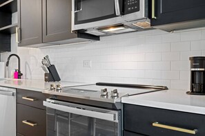 Mikrobølgeovn, ovn, kokeplater og oppvaskmaskin