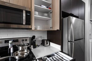 Refrigerador, microondas, horno y parrilla de estufa 