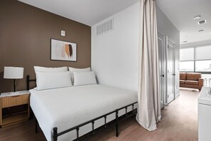 1 bedroom, desk, iron/ironing board, WiFi - Comfy Downtown Studio| Pool/Parking/Gym (Indianapolis)