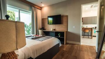 1 camera, una cassaforte in camera, una scrivania, ferro/asse da stiro