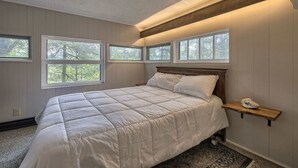 2 habitaciones, escritorio y tabla de planchar con plancha