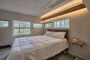 2 habitaciones, escritorio y tabla de planchar con plancha