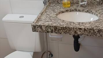Douche, serviettes fournies, savon, papier toilette