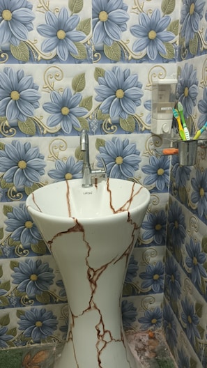 Haartrockner, Handtücher, Toilettenpapier