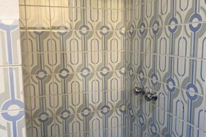 Dusche, Haartrockner, Bidet, HandtĂŒcher