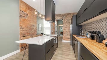 Residenza, letti multipli, cucina (The Baymiller Row) | Cucina privata | Frigorifero, microonde, forno, piano cottura