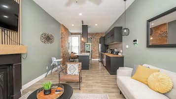 Casa de ciudad, varias camas, cocina (The Baymiller Row) | Área de sala de estar | Televisión de pantalla plana de 42 pulgadas con canales digitales