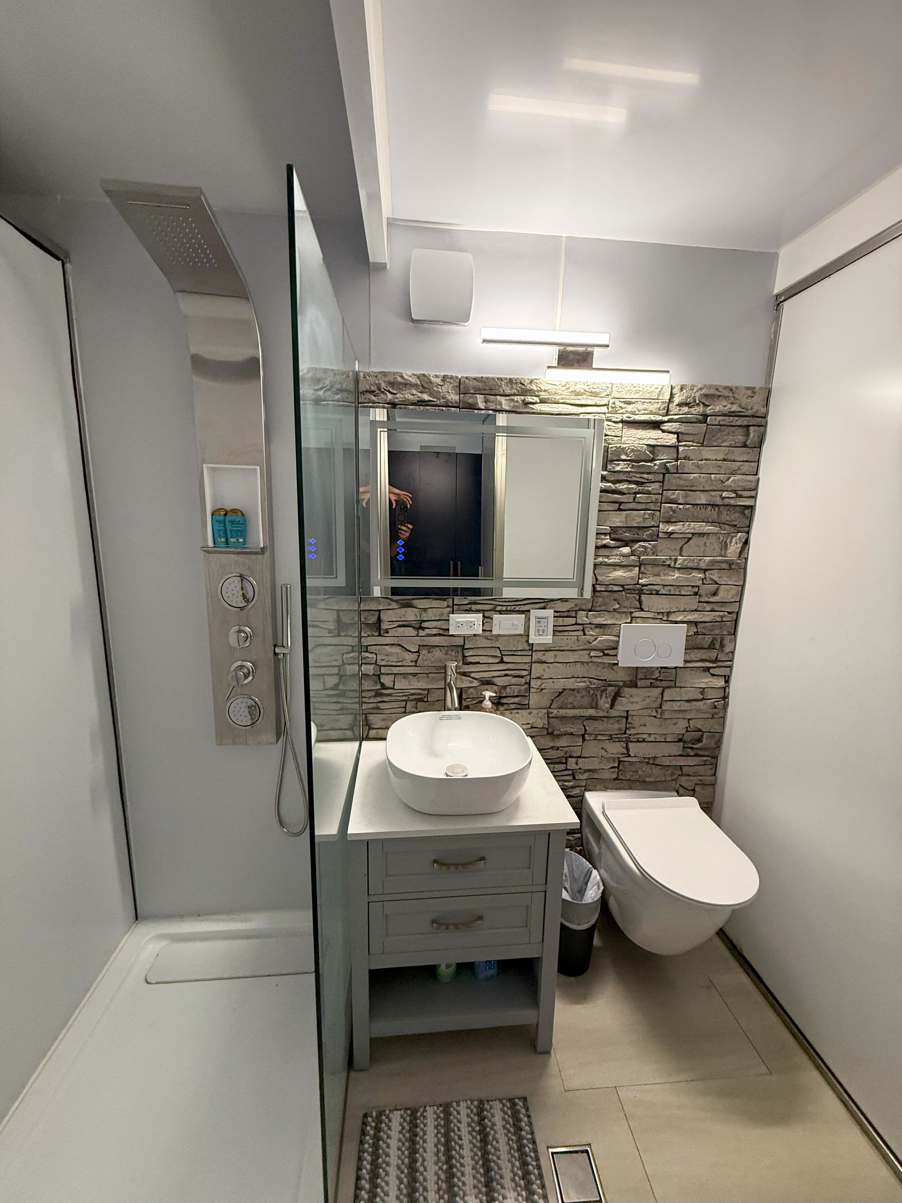 Handtücher, Shampoo, Toilettenpapier