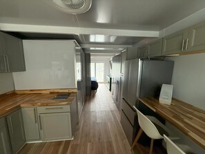 Een koelkast, een microgolfoven, een kookplaat