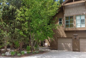 Exterior - Super Lux Cabin in the Woods. Private Hot Tub & AC! (Whistler)