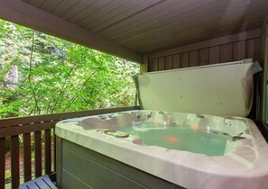 Outdoor spa tub - Super Lux Cabin in the Woods. Private Hot Tub & AC! (Whistler)