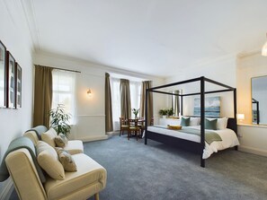 1 dormitorio, tabla de planchar con plancha, wifi y ropa de cama