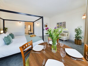 1 dormitorio, tabla de planchar con plancha, wifi y ropa de cama