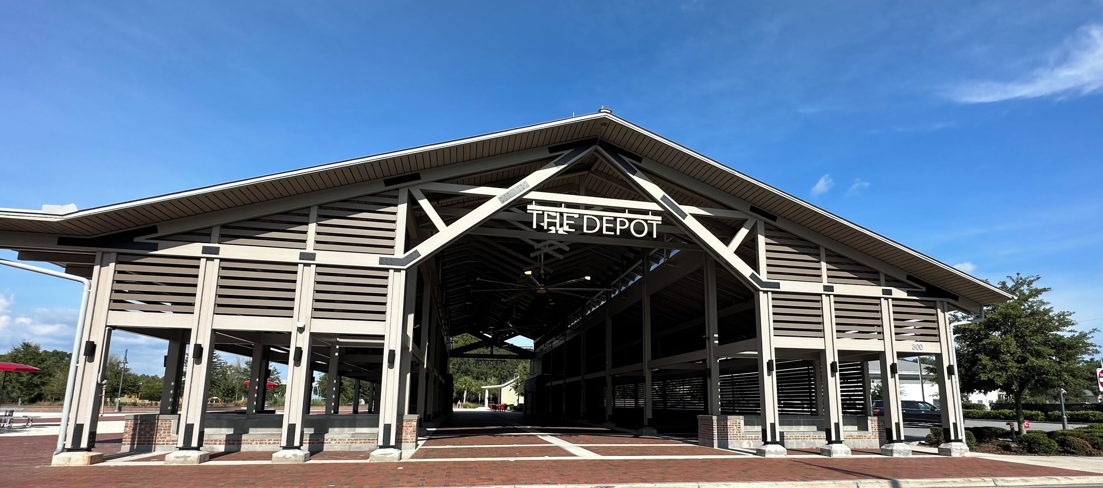 Un edifici amb un rètol que diu 'THE DEPOT' i una entrada coberta.