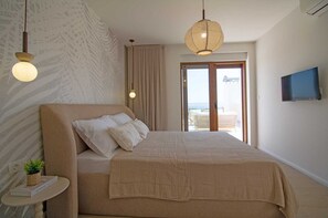 4 bedrooms, desk, iron/ironing board, travel cot