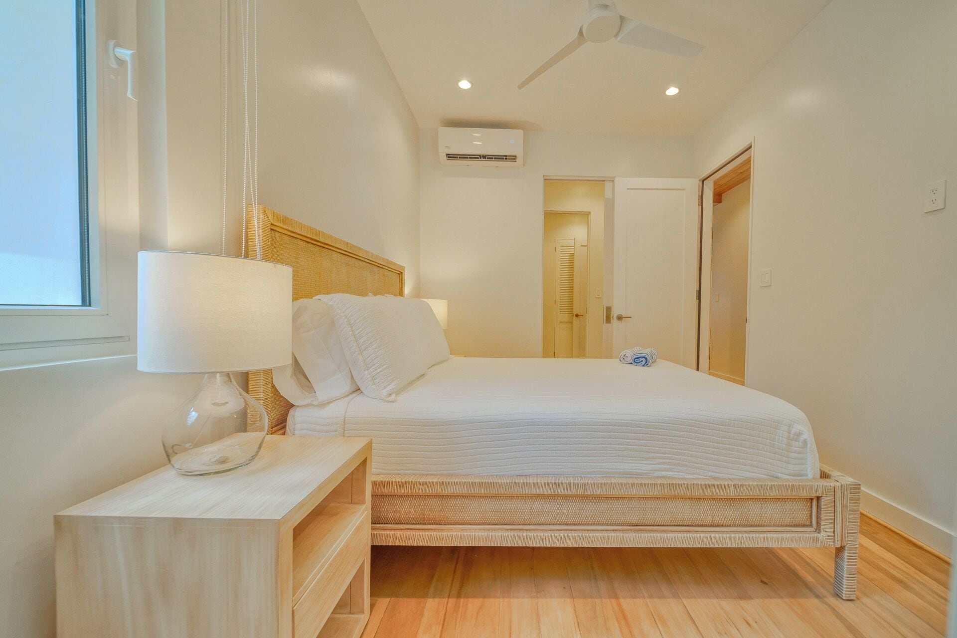 Zimmersafe, Verdunkelungsvorhänge, Bügeleisen/Bügelbrett