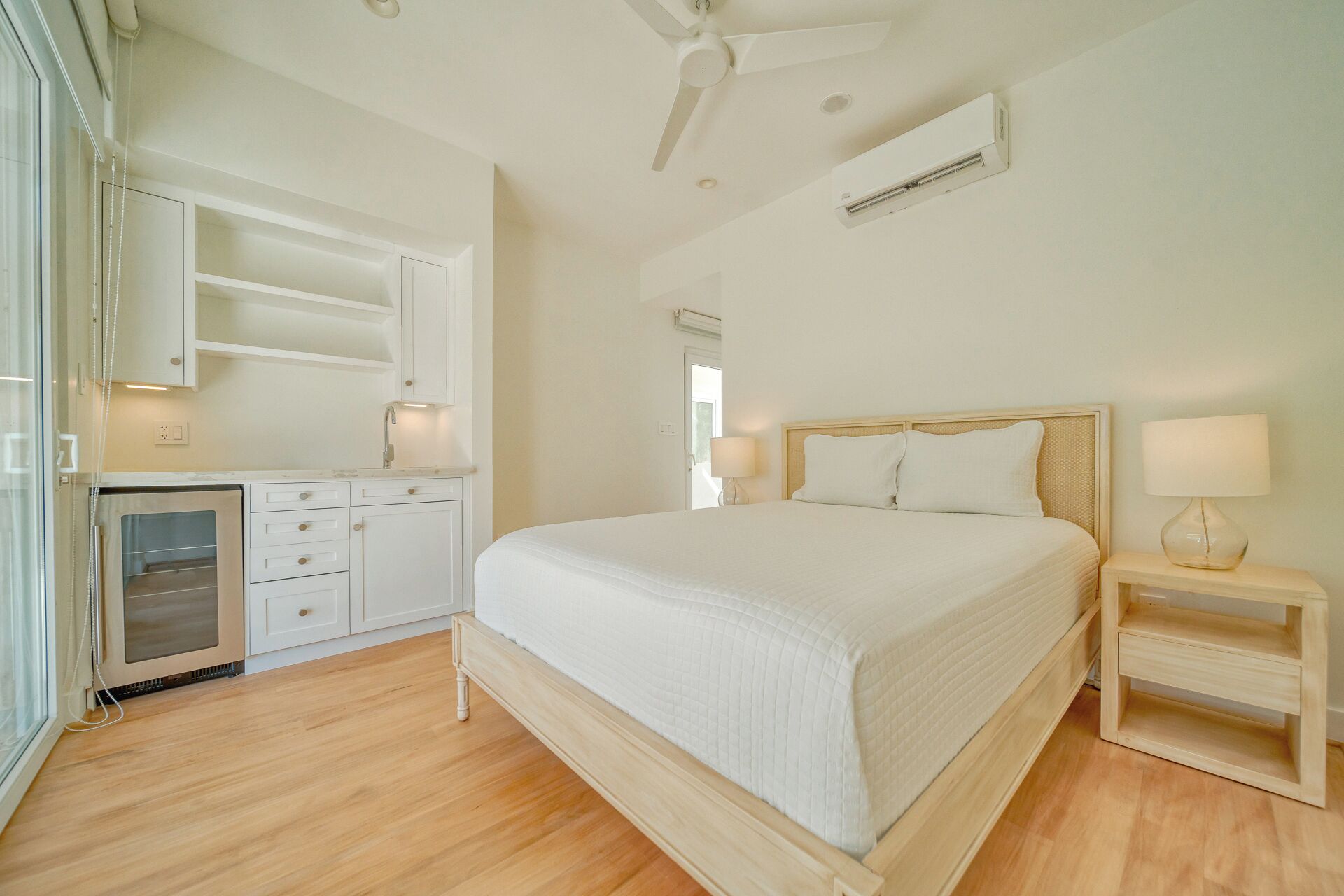 Zimmersafe, Verdunkelungsvorhänge, Bügeleisen/Bügelbrett