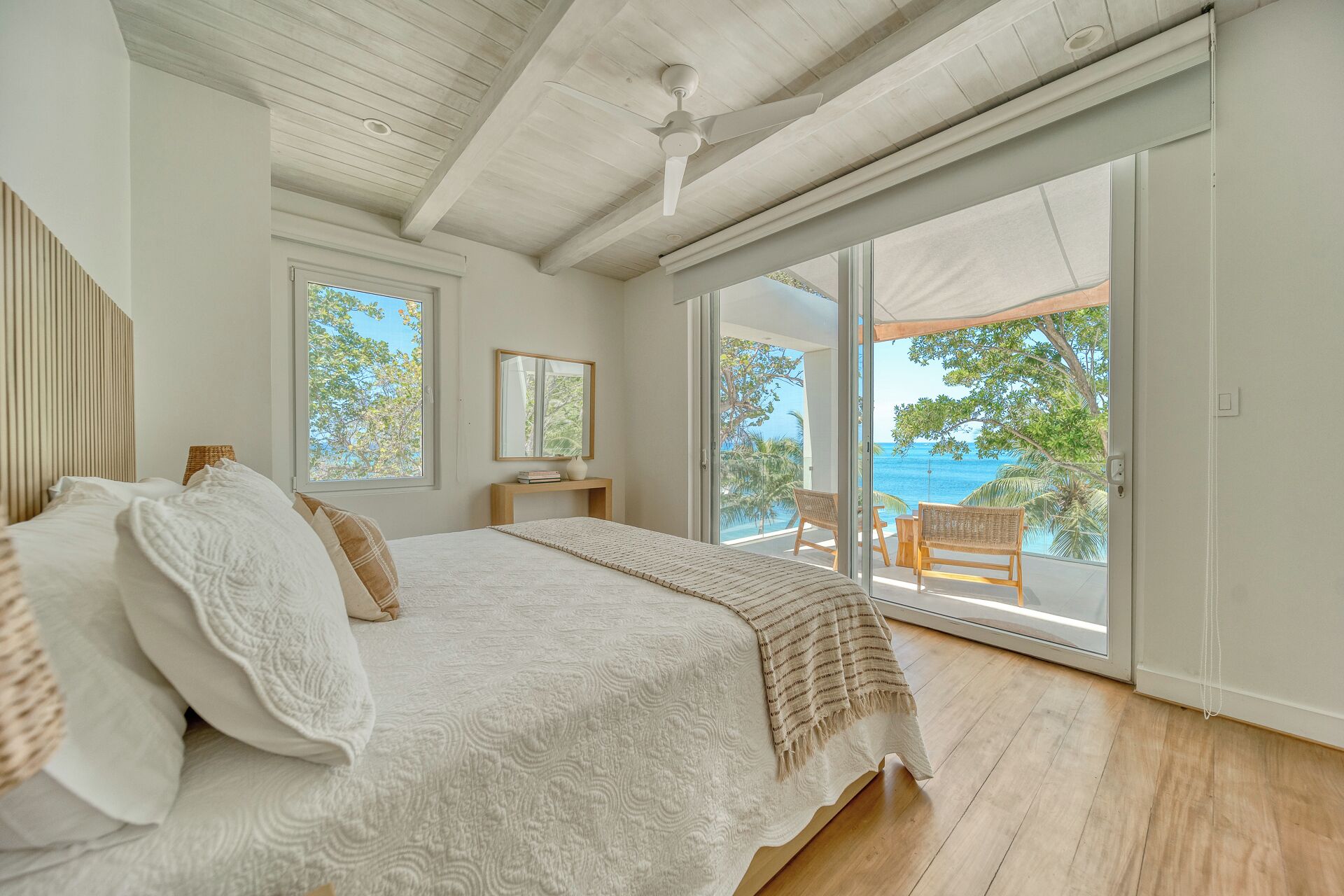 Värdeförvaringsskåp på rummet och mörkläggningsgardiner