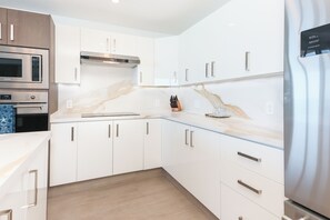 Micro-ondes, four, plaque de cuisson, lave-vaisselle