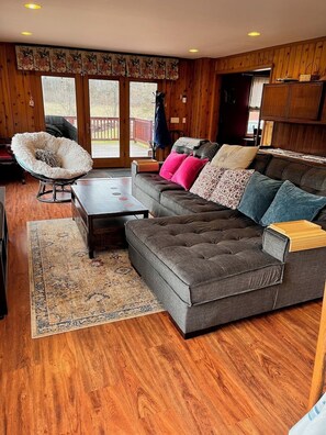 Smart-TV, peis, DVD-spiller og bøker