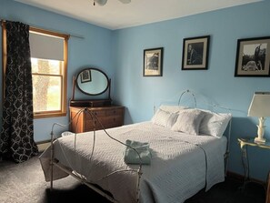 5 bedrooms, desk, iron/ironing board, travel cot