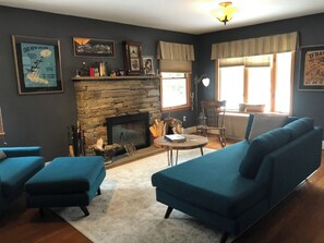 Smart-TV, peis, DVD-spiller og bøker