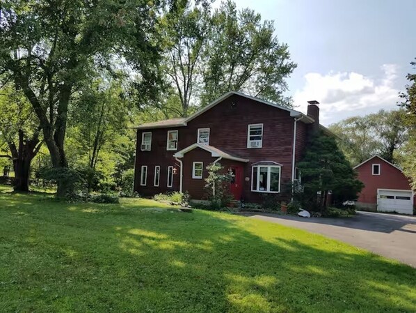 Exterior - Spacious Hudson Valley retreat. Relax by the fire and enjoy the wildlife. (High Falls)