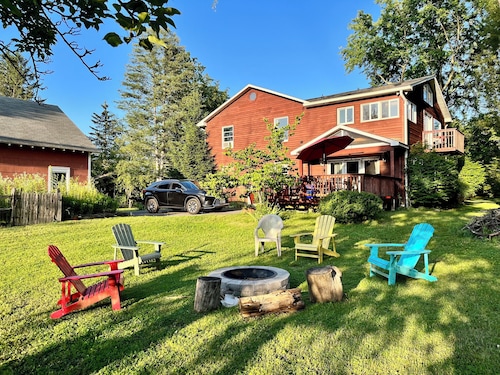 Spacious Hudson Valley retreat. Relax by the fire and enjoy the wildlife.