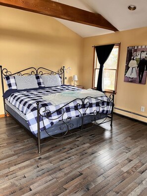 5 bedrooms, desk, iron/ironing board, travel cot