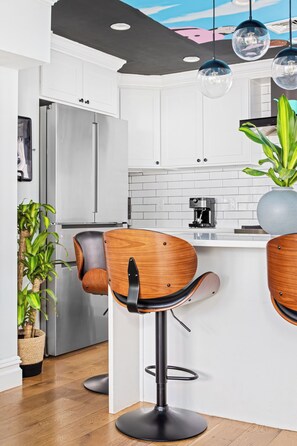 Microondas, horno, parrilla de estufa y lavavajillas 