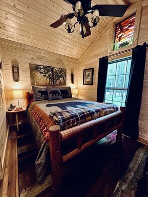 WiFi, bed sheets - The Dapper Duck log cabin! Charming 1-bedroom in The Forest! (Cosby)