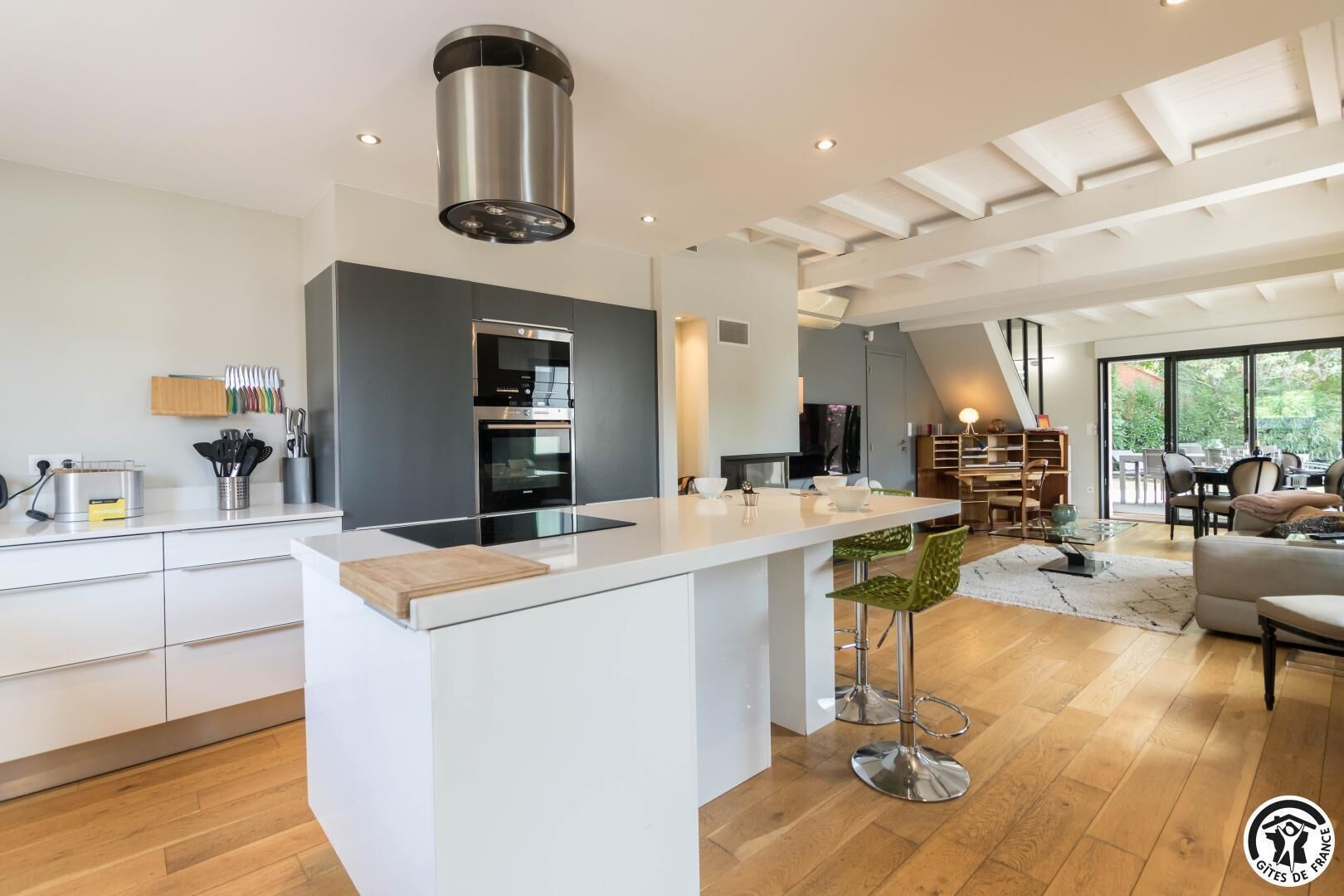 Refrigerador, microondas, lavavajillas y periquera 