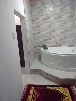 Een douche, een haardroger, handdoeken, zeep