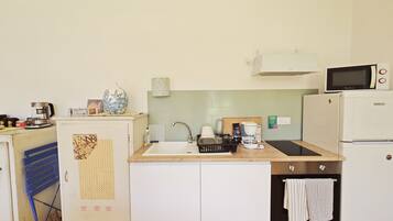 Réfrigérateur, micro-ondes, four, plaque de cuisson