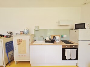 Een koelkast, een microgolfoven, een oven, een kookplaat
