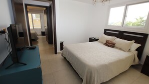 1 soverom, skrivebord og sengetøy